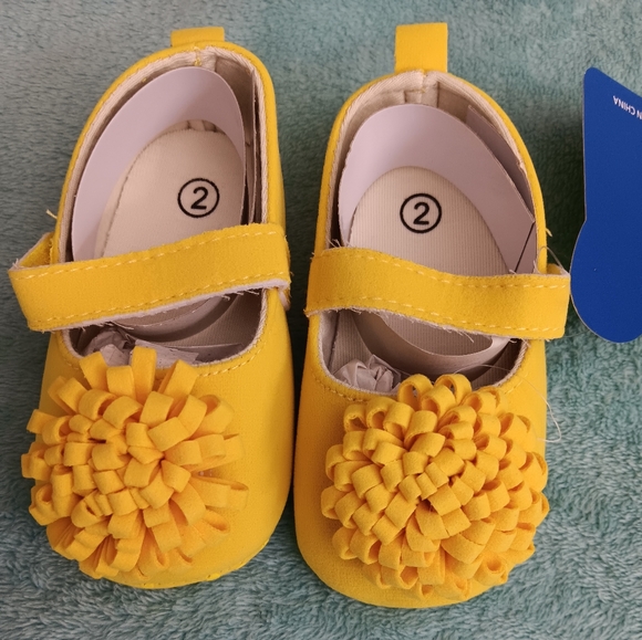 Size 2 Yellow baby shoes (soft) - Picture 2 of 4